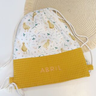 Mochila saco infantil con cuerdas de tela patitos y gofre mostaza
